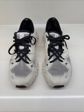 On Cloud women’s White and Black Athletic Running Shoes